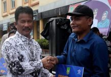read news -Warga Batam Terima BLT pasca Kenaikan BBM via Kantor Pos Walikota Batam HM Rudi saat menyerahkan bantuan secara simbolis ini berharap bantuan benar benar bisa bermanfaat bagi warga yang menerima, Jumat (25/11/2022) (Foto : muhammad amin - batamtv.com)