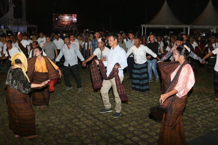 Walikota Batam HM Rudi, (tengah kemeja putih) saat menari tarian daerah NTT dalam pelantikan Pengurus PK NTT, Sabtu (26/11/2022) (Foto : muhammad amin - batamtv.com)
