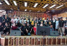 read news – Kesenian Kalimantan Barat Bakal Ramaikan Dunia Pariwisata Batam Pengurus IKKB kota Batam foto bersama saat rapat pembubaran panitia pelantikan beberapa waktu lalu di Batam. Mereka siap meramaikan pariwisata Batam dengan mengkolaborasikannya dengan Pariwisata Kalimantan Barat. (Foto : muhammad amin - batamtv.com)