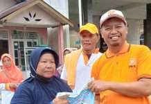 read news – PKS Menyapa dan Berkhidmat, Diisi Senam Bersama, Pembagian Sembako dan Pemeriksaan Kesehatan Ketua DPD PKS Kota Batam, Yusuf SMn MM saat menyerahkan sembako kepada warga , Ahad (27/11/2022) (Foto : muhammad amin = batamtv.com)