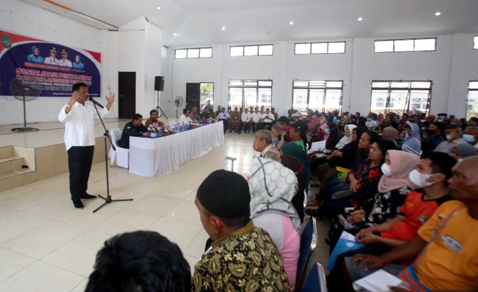 Walikota Batam saat melakukan sosialisasi penyaluran Bantuan Tunai Langsung (BLT) untuk masyarakat Belakangpadang, Senin (28/11/2022) (Foto : muhammad amin - batamtv.com)_ 