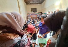 read news – Tahanan di Polresta Tanjungpinang Nikmati Makanan Tambahan Polresta Tanjungpinang melalui KKP Polresta Tanjungpinang, bekerjasama dengan Warung Berkah Akhirat Polsek KKP Polresta Tanjungpinang , memberikan makanan tambahan kepada para tahanan yang berada di dalam ruang tahanan Polresta Tanjungpinang, Selasa (29/11/2022). Seperti ini suasana saat petugas melakukan pemberian makanan tambahan kepada para tahanan sebagai bentuk suka cita dan peduli terhadap sesama. (Foto : Dwi Susilo - batamtv.com)