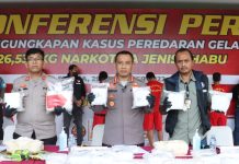 read news – Diupah Rp40 Juta, Kurir Narkoba Nekat Selundupkan Puluhan Kilogram Sabu Kapolresta Barelang, Kombes Nugroho Tri Nuryanto (tengah) saat merilis pengungkapan kasus perdara gelap narkoba sabu sebanyak seperempat kuintyal lebih. Ekspose kasus dilakukan di Lobby Mapolresta Barelang, Selasa (29/11/2022). (Foto : Muhammad Amin - batamtv.com)