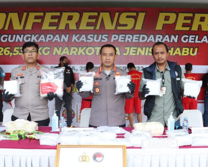 Kapolresta Barelang, Kombes Nugroho Tri Nuryanto (tengah) saat merilis pengungkapan kasus perdara gelap narkoba sabu sebanyak seperempat kuintyal lebih. Ekspose kasus dilakukan di Lobby Mapolresta Barelang, Selasa (29/11/2022). (Foto : Muhammad Amin - batamtv.com) Kapolresta Barelang, Kombes Nugroho Tri Nuryanto (tengah) saat merilis pengungkapan kasus perdara gelap narkoba sabu sebanyak seperempat kuintyal lebih. Ekspose kasus dilakukan di Lobby Mapolresta Barelang, Selasa (29/11/2022). (Foto : Muhammad Amin - batamtv.com)