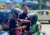 read news – Polisi Bekuk Tersangka Curanmor di Lubukbaja Dua angDua anggota Unit Reskrim Polsek Lubukbaja saat mengamankan salah satu tersangka pencurian motor berinisial inisial JF (39). NS (Jaket hijau) diduga beraksi bersama dengan rekannya berinisial NS (39). Mereka beraksi pada Kamis 17/11/2022) di parkiran foodcourt Lubukbaja. (Foto : abyaqsa ra - batamtv.com)gota Unit Reskrim Polsek Lubukbaja saat mengamankan salah satu tersangka pencurian motor berinisial inisial N S (38). NS (Jaket hijau) diduga beraksi bersama dengan rekannya berinisial JF (39). Mereka beraksi pada Kamis 17/11/2022) di parkiran foodcourt Lubukbaja. (Foto : abyaqsa ra - batamtv.com)