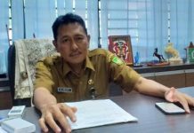read news – Kadisdik Kepri Beri Peringatan Keras ke Kepsek SMAN 1 Bintim Kadisdik Kepri, Andi Agung memberikan peringatan keras kepada Kepala Sekolah SMAN 1 Bintim atas kejadian meninggalnya salah satu siswa disana akibat perkelahian sesama pelajar. (Foto : dwi susilo - batamtv.com)