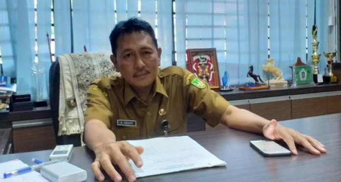 Kadisdik Kepri, Andi Agung memberikan peringatan keras kepada Kepala Sekolah SMAN 1 Bintim atas kejadian meninggalnya salah satu siswa disana akibat perkelahian sesama pelajar. (Foto : dwi susilo - batamtv.com)