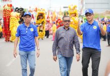 read news – Pelepasan Pawai Tatung di Vihara Budhi Bhakti Pekkong Windsor Setdako Batam Jefridin, (tengah) usai melepas peserta Pawai Tatung yang dilangsungkan di Vihara Budhi Bhakti Pekkong Windsor, Minggu (13/11/2022), (Foto : muhammad amin)