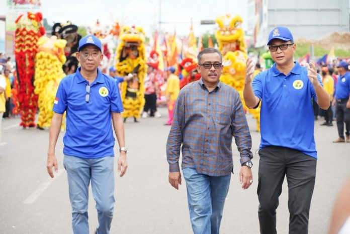 Setdako Batam Jefridin, (tengah) usai melepas peserta Pawai Tatung yang dilangsungkan di Vihara Budhi Bhakti Pekkong Windsor, Minggu (13/11/2022), (Foto : muhammad amin)