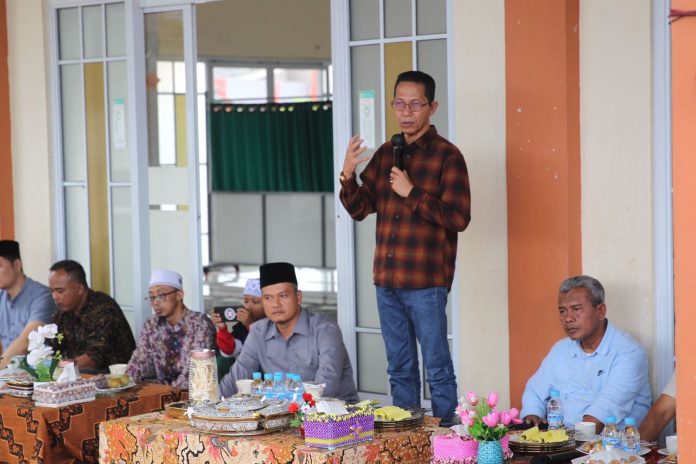 Wakil Walikota Batam Amsakar Achmad (beridiri) pada acara syukuran dan serah terima mobil Ambulance di Halaman Masjid Ar’Rahman, Ahad  (27/11/2022). (Foto : abyaqsa ra - batamtv.com)