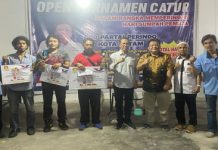 read news – Percasi Batam Sukses Gelar Turnamen Catur Wakil Walikota Batam, Amsakar Achmad (kelima dari kiri) saat menutup kompetisi catur gelaran Percasi Kota Batam , Minggu (30/10/2022) (Foto : muhammad amin)