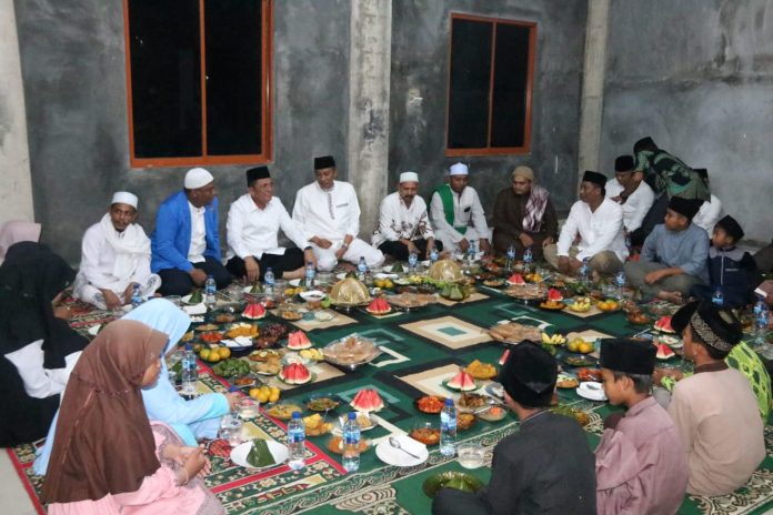 Gubenrur Kepri, Ansar Ahmad saat menghadiri peringatan Maulid Nabi Muhammad SAW di Kampung Becek, (Foto : muhammad amin - Batamtv.com)
