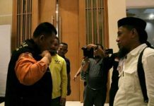 read news – Ojol Batam Kenakan Jaket Kehormatan untuk Gubernur Ansar Ahmad Ojol Batam Gubernur Kperi Ansar Ahmad saat dipakaikan jaket kehormatan oleh komunitas Ojek Online Bear Maxim Batam (BMB) di Batam Centre, Selasa (15/11). (Foto : abyaqsa ra - batamtv.com)