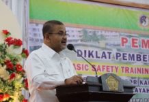 read news – Operator Kapal Tradisional dan Nelayan Karimun Ikuti Diklat Keamanan Kapal Bupati karimun Dr H Aunur Rafiq S. Sos M.Si saat membuka Diklat Pemberdayaan Masyarakat Basic Safety Training-Kapal Layar Motor (BAT-KLM) bagi operator kapal tradisional dan nelayan di Gedung Nasional, Selasa (22/11/2022). (Foto - abyaqsa ra batamtv.com)