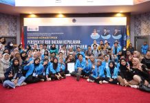 read news – Ansar Ahmad ke Mahasiswa Umrah: Jangan Berhenti jadi Agent of Change Gubernur Kepri Ansar Ahmad saat bersama dengan mahasiswa umrah di Dompak Kamis (03/11/2022)/ (Foto : dwi susilo - batamtv.com).