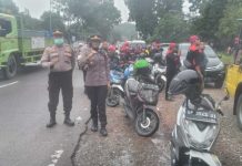 read news – Buruh Batam Gelar Aksi Demo ke Graha Kepri Kapolske Seibeduk, AKP Betty Novia memimpin pengamanan terhadap buruh yang berdemo Kamis kemarin (Foto muhammad amin - batamtv.com)
