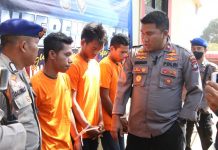 read news – Satpolairud Polresta Barelang Bekuk Tiga Pelaku Pengirim Tiga PMI Ilegal Satpolairud Polresta Barelang berhasil membekuk tiga pelaku pengiriman tiga PMI ke Malaysia secara ilegal (Foto : muhammad amin - batamtv.com)