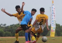 read news – Empat Tim Hebat ini Bertemu di Semi Final Sepakbola Sore ini Seorang pemain penyerang asal Batam (kaus biru) dihadang oleh dua pemain dari Bintan di babak penyuisihan grup Rabu (9/11/2022) (Foto dwi susilo - batamtv.com)