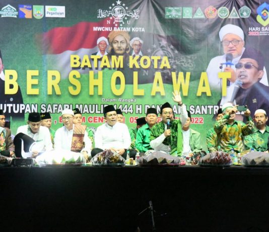 read news – Ansar Ahmad Ajak Umat Muslim Teladani Rosul Penutupan Safari Maulid digelar di KBC Batam Kota diikuti Gubernur Ansar Ahmad Kota Batam, Sabtu (5/11). (Foto : abyaqsa ra - batamtv.com )