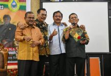 read news- Ansar Ahmad Motivasi Pemuda di Karimun jadi Generasi Hebat Gubernur Kepri, Ansar Ahmad usai mengisi penyuluhan wawasan kebangsaan kepada para palajar, pemuda dan masyarakat Karimun yang berlangsung Sabtu (12/11). (foto : dwi susilo - batamtv.com)