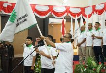 read news – Gubernur Ansar Ahmad: Petani Modern harus Mampu Gunakan Teknologi Pertanian Ketua DPD HKTI Propinsi Kepri, Aunur Rafiq (pegang bendera HKTI) Senin (21/11/2022) . (Foto : dwi susilo - batamtv.com)