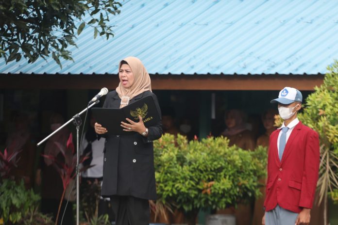 Ketua TP-PKK Provinsi Kepulauan Riau Hj. Dewi Kumalasari Ansar kepada para siswa SMAN 1 Bintan Utara, pada Upacara Bendera Hari Senin (14/11). (foto : dwi susilo - batamtv.com)