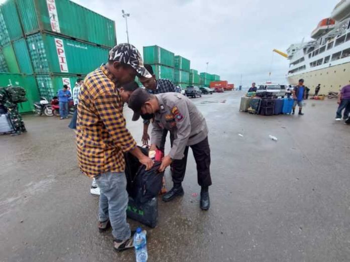 Salah satu penumpang kapal dengan barang bawaan yang tengah diperiksa polisi. Hal ini mengantisipasi masuk atau keluarnya barang barang terlarang melalui pelabuhan. (Foto : abyaqsa ra - batamtv.com)
