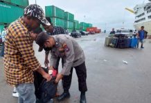 read news – Antisipasi Masuknya Barang Terlarang, Barang Bawaan Penumpang Dicek Salah satu penumpang kapal dengan barang bawaan yang tengah diperiksa polisi. Hal ini mengantisipasi masuk atau keluarnya barang barang terlarang melalui pelabuhan. (Foto : abyaqsa ra - batamtv.com)