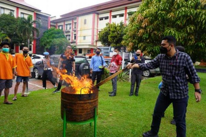 Pemusnahan barang bukti narkoba jenis ganja oleh Kanit Subdit III Dit Resnarkoba Polda Kepri AKP Sudirman, Kamis (3/11/2022) (Foto : abyaqsa ra - batamtv.com)