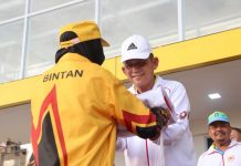 read news – Porprov VI Kepri Direncanakan Digelar di Lingga Gubernur Kepri, Ansar Ahmad (topi putih) saat menutup acara Porprov Sabtu ( 12/11/2022) (Foto: muhammad amin - batamtv.com)