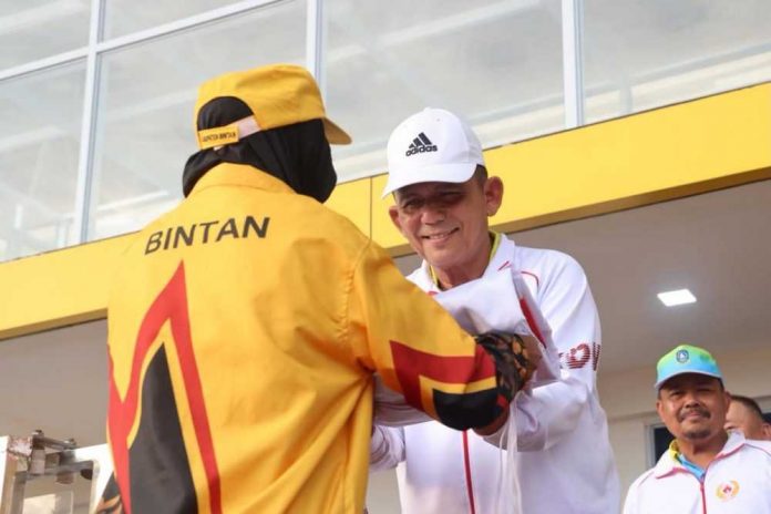 Gubernur Kepri, Ansar Ahmad (topi putih) saat menutup acara Porprov Sabtu ( 12/11/2022) (Foto: muhammad amin - batamtv.com)