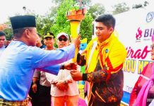 read news – Api Obor Porprov V Siap Dikirab Keliling Bintan Bupati BiBupati Bintan, Rob Kurniawan (kanan) menerima obor Porprov V Bintan , Senin (31/10/2022) (Foto : dwi susilo - batamtv.com) ntan, Rob Kurniawan menerima obor Porprov V Bintan , Senin (31/10/2022) (Foto : dwi susilo - batamtv.com)