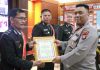 read news – Delapan Purnawirawan Polres Karimun Siap Kembali ke Masyarakat Syukuran wisuda purnabakti, digelar pada Rabu (16/11/22) dipimpin oleh Wakapolres Karimun Kompol Syaiful Badawi, SIK (kanan) di ruang rapat utama Polres Karimun. (Foto : dwi susilo - batamtv.com)