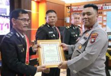 read news – Delapan Purnawirawan Polres Karimun Siap Kembali ke Masyarakat Syukuran wisuda purnabakti, digelar pada Rabu (16/11/22) dipimpin oleh Wakapolres Karimun Kompol Syaiful Badawi, SIK (kanan) di ruang rapat utama Polres Karimun. (Foto : dwi susilo - batamtv.com)