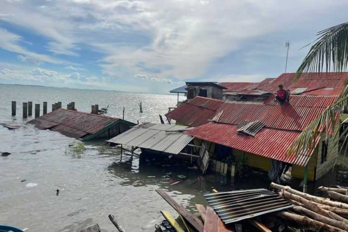 Kondisi rumah warga di Pulau Penyengat yang roboh akibat hempasan angin puting beliung, Minggu (20/11/2022) (Foto dwi susilo - batamtv.com) Kondisi rumah warga di Pulau Penyengat yang roboh akibat hempasan angin puting beliung, Minggu (20/11/2022) (Foto dwi susilo - batamtv.com)