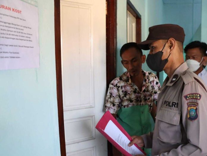 Anggota Kepolisian Resor KArimun merazia kos kosan di beberapa titik yang ditengarai menjadi lokasi berjangkitnya prostitusi di Karimun. (Foto : dwi susilo - batamtv.com)