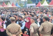 read news – Job Fair Batam 2022, Rudi Sakyakirti: Ada Dua Perusahaan Paling Diburu Pelamar Kepala Dinas Ketenagakerjaan Batam, Rudi Sakyakirti Kamis (10/11)menyebut posisi operator produksi yang paling banyak peminatnya. Suasana ribuan pelamar mengantre mengantarkan lamaran kerja. (Foto : muhammad amin - batamtv.com)