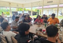 read news – 488 Atlet Batam Siap Berburu Medali di Porprov V Kepri Sekretaris Umum Panitia Besar Porprov Kepri ke V Amri (tengah kaus hitam) memberikanketerangan pers Selasa (1/11/2022) di Bintan. (Foto : dwi susilo - batamtv.com)