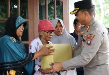 read news – Nestapa Wastinah Korban Rumah Terbakar di Bintan Kapolres Bintan, AKBP Tidar Wulung Dahono menyambangi dan menyerakan bantuan kepada Wastinah, korban rumah terbakar. (Foto : dwi susilo - batamtv.com)