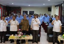 read news – Wabup Buka Acara yang Diselenggarakan Dinas Sosial Karimun Wakil Bupati Karimun H.Anwar Hasyim,M.Si (depan bertopi) membuka secara resmi Kegiatan Peningkatan Kemampuan Potensi Sumber Kesejahteraan Sosial Kelembagaan Masyarakat Kewenangan Kabupaten/Kota di Hotel Balai View Karimun, Rabu (23/11/2022). (Foto : dwi susilo-batamtv.com)