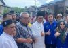 read news -Gubernur Ansar: 212 Unit Rumah Teraliri Listrik Bantuan CSR Perusahaan di Batam Gubernur Kepri, Ansar Ahmad (tengah baju putih) meresmikan pemasangan listrik baru hasil dari Bantuan Pasang Baru listrik (BPBL) dana CSR di Kampung Tanjung Gundap, Kecamatan Sagulung, Jumat (16/12). Ansar Ahmad mengucapkan terima kasih tiada terhingga kepada Perusahaan-perusahaan yang telah memberikan bantuan melalui Corporate Social Responsibility (CSR), DPRD Provinsi Kepulauan Riau dan semua pihak yang telah turut serta mendukung kemajuan pembangunan Provinsi Kepulauan Riau. (Foto : Abyaqsa Ramadhan - batamtv.com)