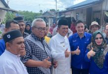 read news -Gubernur Ansar: 212 Unit Rumah Teraliri Listrik Bantuan CSR Perusahaan di Batam Gubernur Kepri, Ansar Ahmad (tengah baju putih) meresmikan pemasangan listrik baru hasil dari Bantuan Pasang Baru listrik (BPBL) dana CSR di Kampung Tanjung Gundap, Kecamatan Sagulung, Jumat (16/12). Ansar Ahmad mengucapkan terima kasih tiada terhingga kepada Perusahaan-perusahaan yang telah memberikan bantuan melalui Corporate Social Responsibility (CSR), DPRD Provinsi Kepulauan Riau dan semua pihak yang telah turut serta mendukung kemajuan pembangunan Provinsi Kepulauan Riau. (Foto : Abyaqsa Ramadhan - batamtv.com)