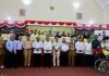 read news – Serahkan Lahan Bandara RHA, Gubernur Ansar Ahmad Serahkan Bantuan bagi Mubaligh Gubernur Kepri Ansar Ahmad (nomor enam dari kiri) menyerahkan bantuan mubaligh tahap kedua bagi Kecamatan Karimun, Meral Barat, Meral dan Tebing, Selasa (06/12). Penyerahan dilakukan di Karimun Besar, tepatnya ke Gedung Nasional. Dalam acara tersebut disejalankan penyerahan secara resmi Lahan Bandara Raja Haji Abdullah Karimun dengan luas lahan yang dinilai sebesar 41,133 m2. Adapun nilai ganti kerugian mencapai Rp 4,9 miliar. Bantuan berasal dari anggaran Biro Kesra tahun 2022 dengan total anggaran Rp 8 miliar. (Foto : Dwi Susilo - batamtv.com)