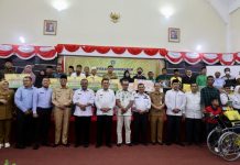 read news – Serahkan Lahan Bandara RHA, Gubernur Ansar Ahmad Serahkan Bantuan bagi Mubaligh Gubernur Kepri Ansar Ahmad (nomor enam dari kiri) menyerahkan bantuan mubaligh tahap kedua bagi Kecamatan Karimun, Meral Barat, Meral dan Tebing, Selasa (06/12). Penyerahan dilakukan di Karimun Besar, tepatnya ke Gedung Nasional. Dalam acara tersebut disejalankan penyerahan secara resmi Lahan Bandara Raja Haji Abdullah Karimun dengan luas lahan yang dinilai sebesar 41,133 m2. Adapun nilai ganti kerugian mencapai Rp 4,9 miliar. Bantuan berasal dari anggaran Biro Kesra tahun 2022 dengan total anggaran Rp 8 miliar. (Foto : Dwi Susilo - batamtv.com)