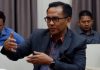 read news – Liburan Nataru, Wahyu Wahyudin Minta Relokasi Pedagang di Gurindam 12 Ditunda Ketua Komisi 2 DPRD Kepri Wahyu Wahyudin, menanggapi rencana relokasi daerah tersebut agar ditunda untuk sementara waktu. Wahyu , Selasa (6/12/2022) menuturkan, biasanya saat momen Nataru, kawasan Gurindam 12 akan padat dikunjungi pengunjung, bukan hanya dari Tanjungpinang, tapi juga daerah lain. Momen ini juga akan memulihkan ekonomi pedagang yang selama ini masih lesu akibat pandemi Covid-19. (Foto : Dwi Susilo - batamtv.com)