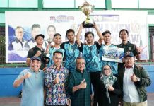 read news – Atlet Takraw Batam Juarai Turnamen PSTI Batam Cup II Tahun 2022 Sekretaris Daerah Batam Jefridin Hamid (ketiga dari kiri bawah) saat menutup Turnamen PSTI Batam Cup II Tahun 2022, Sabtu (10/12/2022). Jefridind menyebutkan , Tim PSTI Kota Batam telah berhasil mendulang prestasi menjadi juara 1 Turnamen PSTI Batam Cup II Tahun 2022. Berturut turut di bawah PSTI Batam sebagai juara adalah Tupai Tembilahan sebagai juara II, Aura Karimun juara III, dan PSTI Karimun juara IV. (Foto : Muhammad Amin - batamtv.com,)