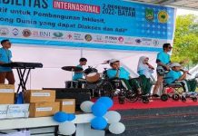 read news – 500 Anak Berkebutuhan Khusus Ramaikan Peringatan Hari Disabilitas Internasional Inilah salah satu bentuk penampilan Anak Berkebutuhan Khusus (ABK) di Kota Batam saat unjuk kebolehan dalam Peringatan Hari Disabilitas Internasional yag berlangsung Sabtu (3/12/2022) di Lapangan Engku Putri. Pelaksana Harian Kepala Dinas Sosial Batam, Leo Putra menerangkan jumlah angka pasti anak berkebutuhan khusus di Batam belum bisa pastikan. "Pemerintah bertanggung jawab untuk mereka yang tidak mampu," kata Leo.