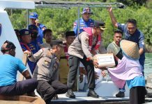 read news – Penyerahan Bansos ke Warga Hinterland Bintan ini Dilakukan di Atas Laut Kapolres Bintan, AKBP Tidar Wulung Dahono, saat menyerahkan langsung bantuan sembako ke warga di atas laut Minggu (3/12/2022). AKBP Tidar menyebut bakti sosial ini merupakan upaya Polri dalam memberikan pelayanan kepada masyarakat. Dengan bakti sosial masyarakat akan terus merasa bahwa Polri khususnya Polres Bintan selalu hadir ditengah-tengah masyarakat. (Foto : Dwi Susilo - batamtv.com)