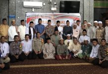 read news – Warga Bengkong Keluhkan Hal ini ke Kapolsek Kapolsek Bengkong, Iptu Mardalis (beridir, ketujuh dari kiri) saat bersama warga . Sekarang, Jumat ( masyarakat bisa menyampaikan laporan terhadap suatu kasus atau peristiwa hukum sudah banyak dimiliki kepolisian. Mereka lakukan dengan cara mendatangi langsung ke masyarakat, Jumat (30/12/2022). ( foto : abyaqsa ramadan - batamtv.com)