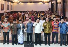 read news – Dialog Kerukunan di Batam, Ansar Ahmad: Perlunya Menjaga Kerukunan Beragama Gubernur Kepulauan Riau Ansar Ahmad (ketiga dari kanan) saat menghadiri silaturahmi lintas agama dan dialog kerukunan di Batam, Kamis (08/12) malam. Acara ini diselenggarakan oleh Persaudaraan Lintas Agama (PELITA) di Ballroom Golden Prawn Bengkong Batam, dengan tema "Mewujudkan Siskamtibmas Kepri yang Aman dan Kondusif". (Foto : Abyaqsa Ramadhan - batamtv.com)
